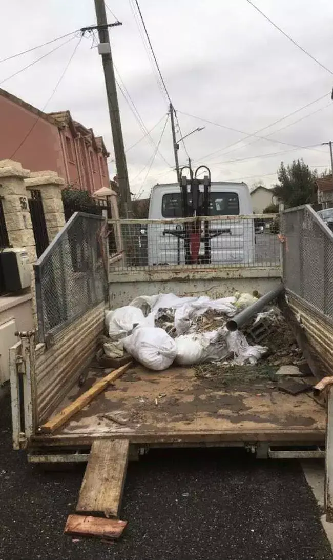 Benne à gravats - Gestion efficace des déchets de construction et de démolition avec BenneLoc.